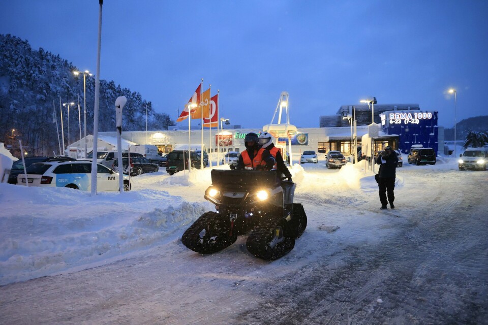 SØRLANDET: Sivilforsvaret måtte hjelpe til på Sørlandet onsdag. Her hjelper de en hjemmesykepleier med å komme seg fram. Bildet viser Sivilforsvaret som hjelper en hjemmesykepleier med å komme seg fram på ATV.