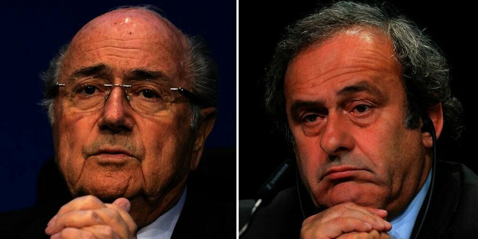 UTE: Sepp Blatter (til venstre) og Michel Platini får ikke drive med fotball i åtte år. Det er dommen etter en mistenkelig pengeoverføring.