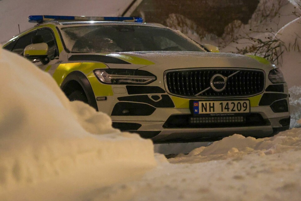 STAVERN: En mann ble funnet død i Stavern 2. januar. En kvinne er siktet for drap. Bildet viser politiet ved åstedet i Stavern der en mann ble funnet død tirsdag kveld. En kvinne er siktet for drap, men hun er fortsatt ikke pågrepet av politiet. Foto: Trond Reidar Teigen / NTB