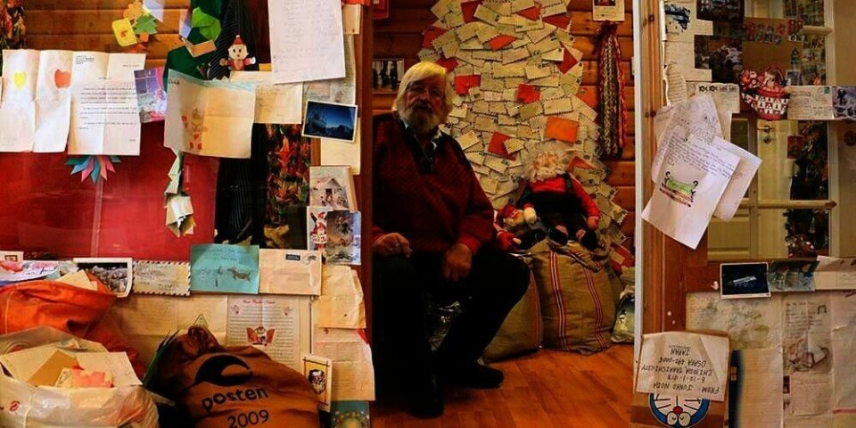 NISSEN: Tom Kristiansen er den berømte nissen i Drøbak. Men han kaller seg gjerne fetteren til nissen. Han innrømmer at han trenger litt hjelp til å åpne alle julebrevene som kommer hvert år.