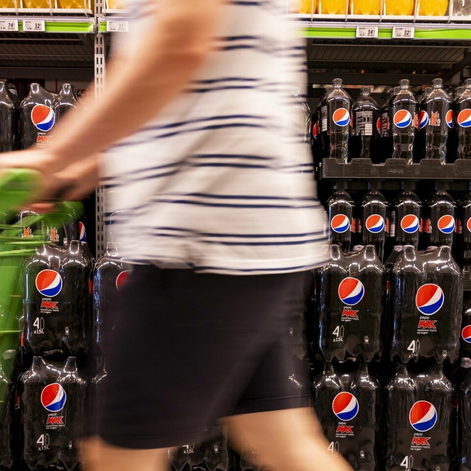 PRISKRIG PÅ MAT: Matbutikkene lover billig hverdagsmat. Bilde av mann med handlekurv. Foto: Frederik Ringnes / NTB