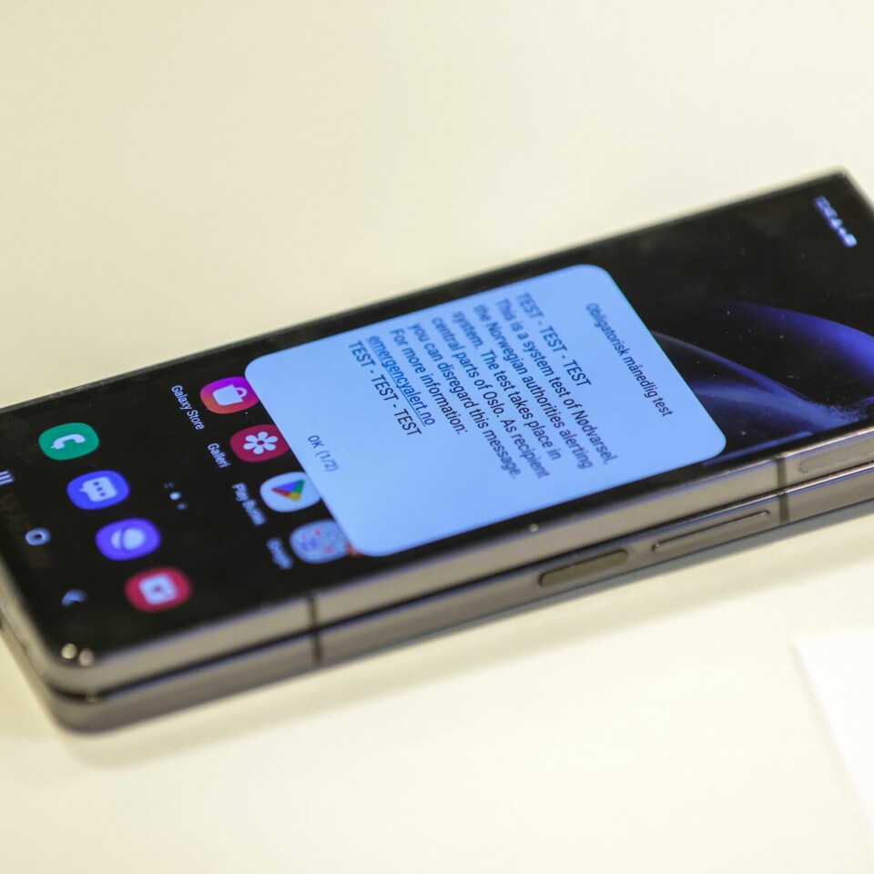 NØDVARSEL: Onsdag er det test av nødvarsel på mobil. Bilde av mobil med nødvarsel. Foto: Hanna Johre / NTB