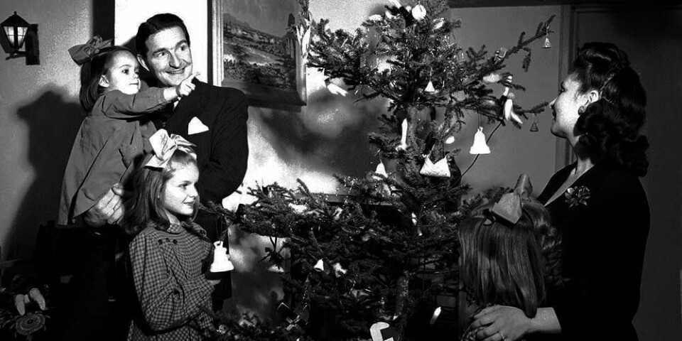 40-TALLET:  Vi liker å pynte på en tradisjonell måte i jula. Her har artisten Jens Book Jenssen og familien pyntet med norske flagg og kurver. Men det er ikke så lett å få tak i norske flagg i butikkene lenger. Bildet er fra 1949.