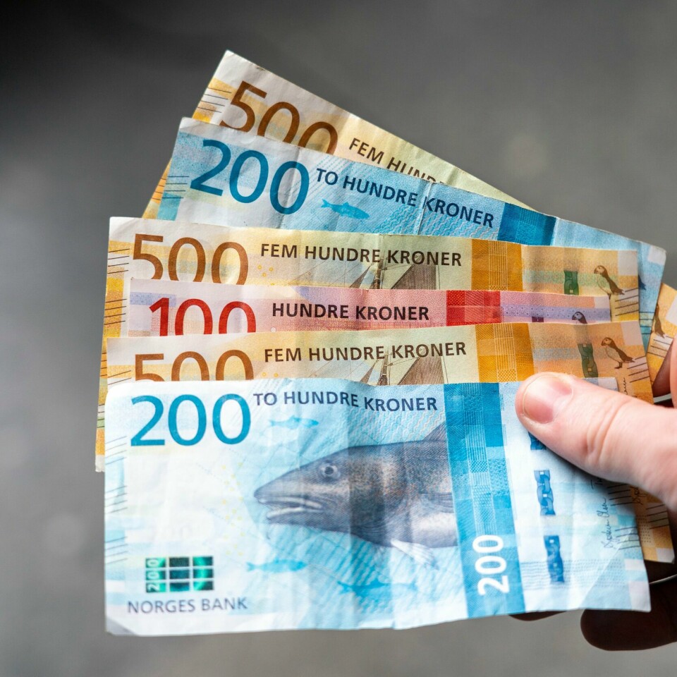 BEKYMRET: Mange nordmenn er bekymret for høye priser i 2024. Bilde av norske pengesedler. Foto: Gorm Kallestad / NTB