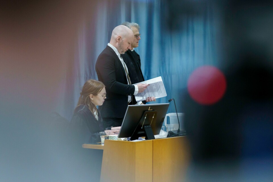 I RETTEN: Anders Behring Breivik er i retten igjen. Han mener at staten bryter menneske-rettighetene. Bildet viser Anders Behring Breivik i retten. Foto: NTB