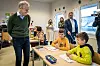 Bildet viser statsminister Jonas Gahr Støre som besøker ukrainske Kostja og Misha på Byskolen i Sandefjord i 2022.