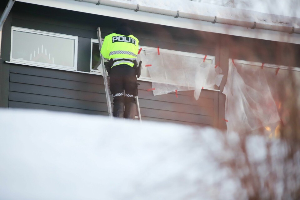 POLITIET: Politiet utenfor huset i Sørfold kommune der tre personer døde. Det var i denne boligen at tragedien skjedde natt til 1. nyttårsdag.