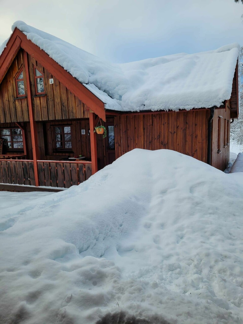 HYTTE TIL SALGS: I år som i fjor skaper snøen problemer for hyttelivet til Agnar Svindland. Bilde av privat hytte om vinteren. Foto: Privat