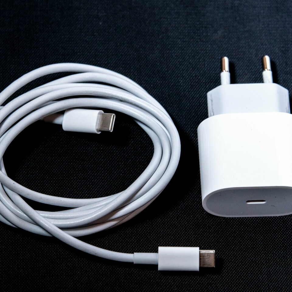 ELEKTRONIKK: Fra 7. desember skal elektronisk utstyr lades med USB-C. Det har EU bestemt. Bildet viser en USB-C-lader.