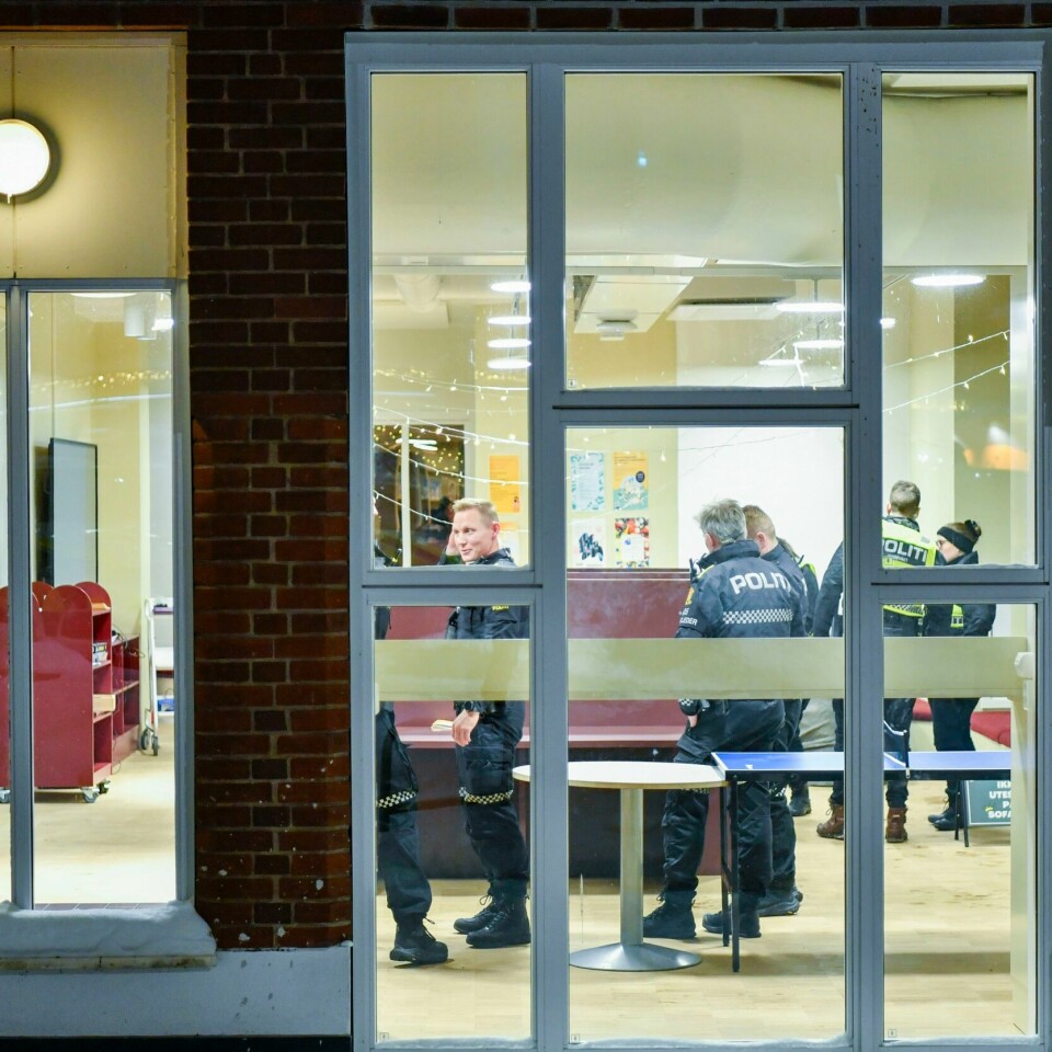 KNIVSTIKKING: En ungdomsarbeider ble knivstukket tirsdag ettermiddag. Bilde av bibliotek på Holmlia og politi inne i biblioteket. Foto: Rodrigo Freitas / NTB