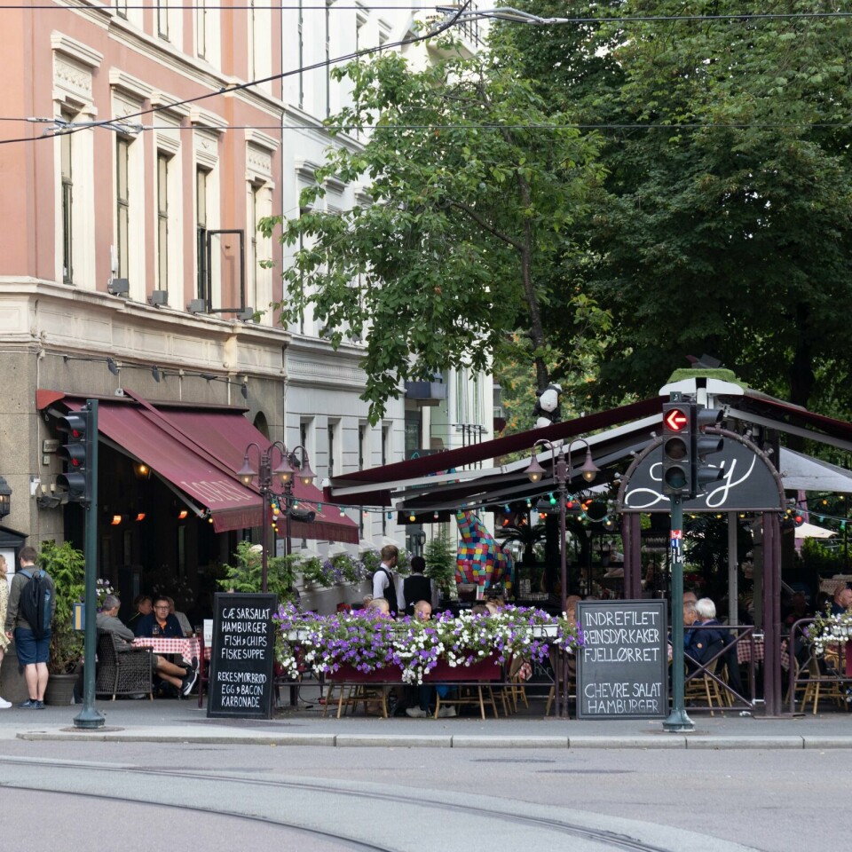 TØFFE TIDER: Flere og flere av oss sliter med økonomien. Det gjør at vi ikke får dratt like mye på restaurant som før. Restaurant Lorry er et populært sted for nachspiel blant stortingsrepresentantene etter middagen på slottet. Foto: Geir Olsen / NTB