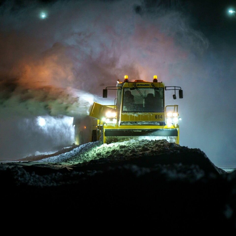 SNØKAOS: Også Oslo lufthavn måtte stenge i en lengre periode onsdag ettermiddag. Bilde av brøyting på Gardermoen. Foto: Cornelius Poppe / NTB