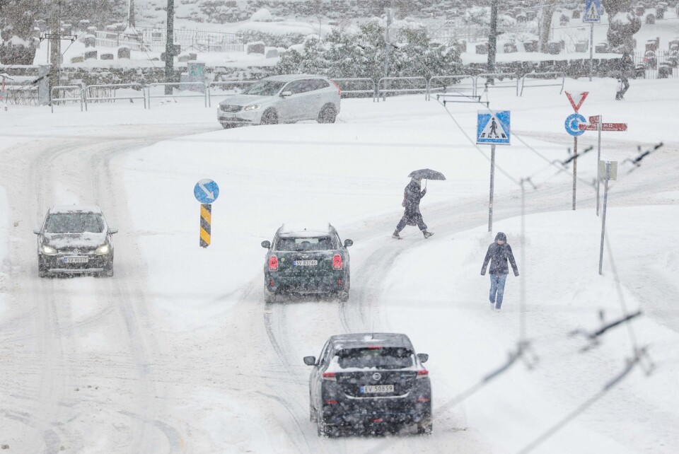 TRAFIKK: Det var snøkaos i Bergen for to dager siden. Det kan også skje torsdag. Bildet viser biler som kjører i snøvær i Bergen.