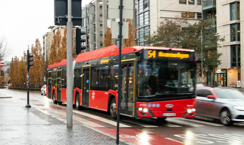MÅNEDSKORT I OSLO: Månedskort blir 150 kroner billigere i Oslo fra 1. september. Bilde av Ruter-buss i Oslo. Foto: Anders Stensland Olsen