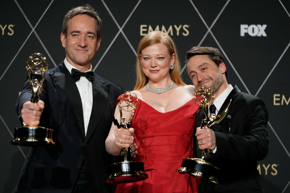 VANT: TV-serien «Succession» er et familiedrama. Den har til sammen fire sesonger. Og nå har «Succession» vunnet enda flere Emmy-priser. På bildet er: Matthew Macfadyen, Sarah Snook og Kieran Culkin. Bildet viser Matthew Macfadyen, Sarah Snook og Kieran Culkin fra TV-serien Succession. Foto: Ashley Landis / AP / NTB
