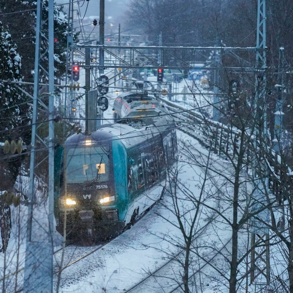 TOGTRAFIKKEN STENGT: Ingen tog kjører på Østlandet. Det varsler Bane Nor onsdag formiddag. Bilde av Vy-tog om vinteren. Foto: Lise Åserud / NTB