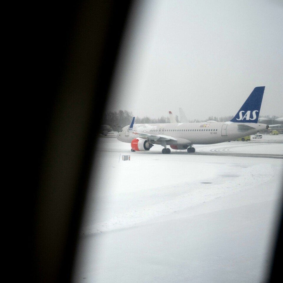 OSLO: Et SAS-fly på Oslo Lufthavn i desember. Avgangene fra Oslo lufthavn Gardermoen er fra en halv time til fire timer forsinket på bitte lille julaften. Foto: Javad Parsa / NTB