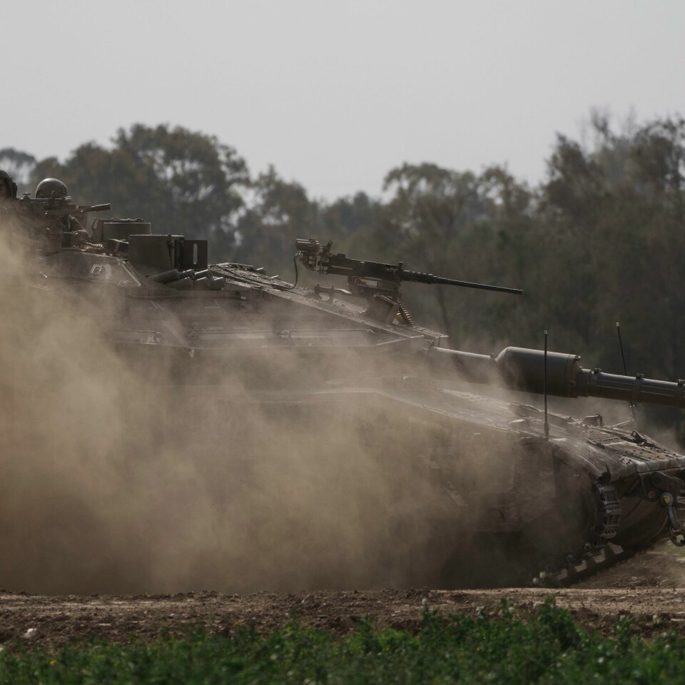 KRIG: Soldater fra Israel kjører tanks. Bildet er fra tidligere denne uka. Israelske soldater i et pansret kjøretøy tidligere denne uka. Foto: Leo Correa / AP / NTB