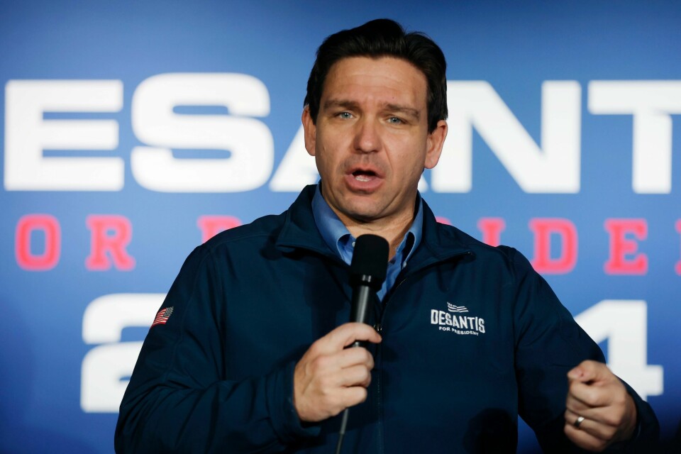 USA: Ron DeSantis trekker seg fra valgkampen. Florida-guvernør Ron DeSantis på et valgkamparrangement i Hampton i New Hampshire tidligere denne uka. Foto: Michael Dwyer / AP / NTB