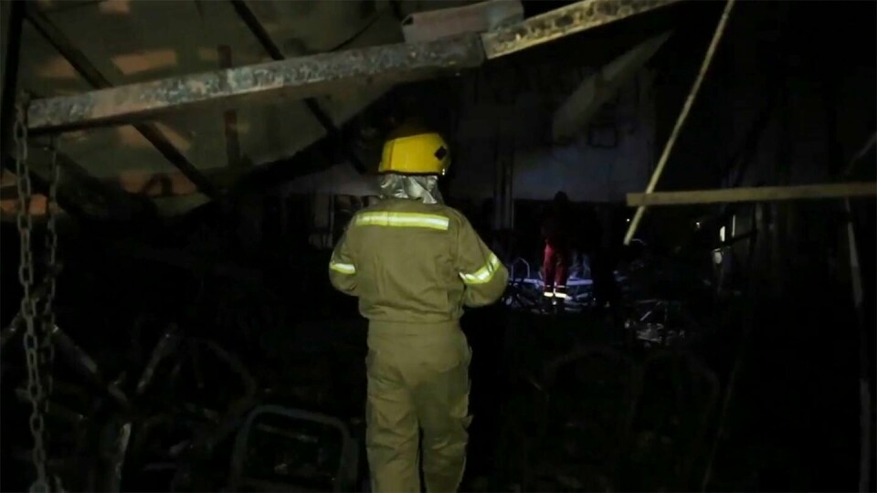 BRANN: Hjelpe-mannskaper jobber på stedet etter en brann i et bryllup i Irak. Hjelpemannskaper jobber på stedet etter en brann i et bryllup nord i Irak der minst 114 mennesker mistet livet. Foto: Farid Abdulwahed / AP / NTB