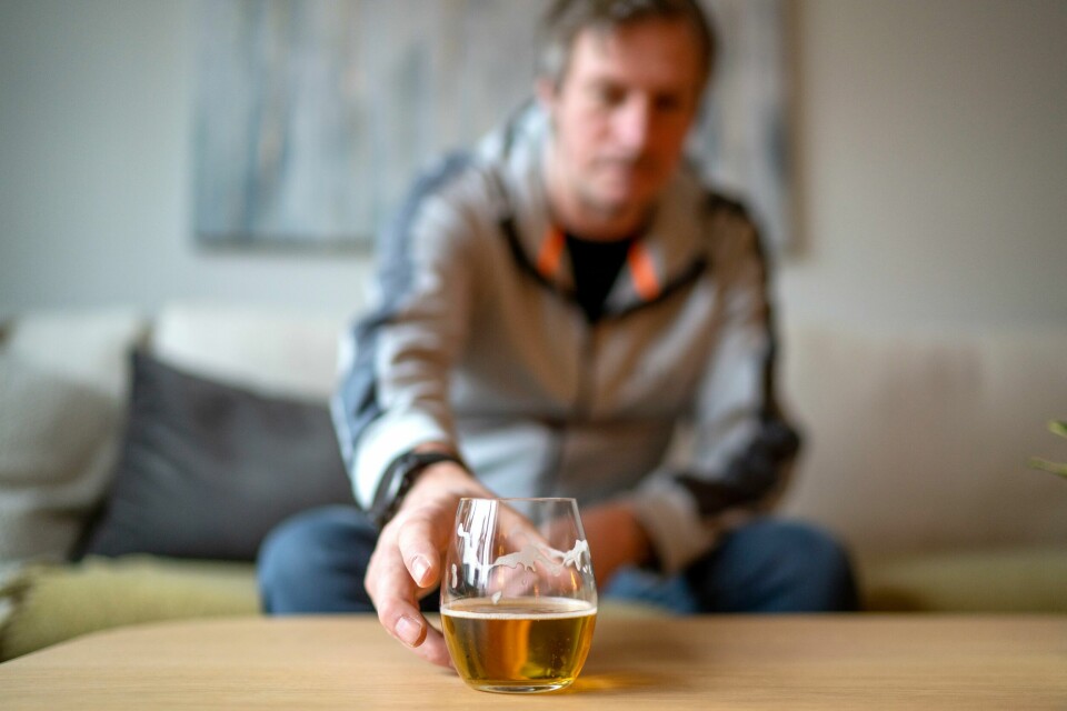 ALKOHOL: Nesten ni av ti nordmenn drikker alkohol. Men ikke alle har et godt forhold til alkoholen. Bildet viser en mann som løfter et glass med øl.