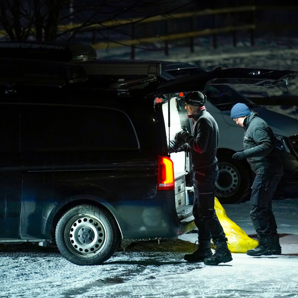 LØTEN: En mann har vært savnet i rundt to uker i Løten. En kvinne er siktet. Bildet viser politi som jobber på en gård i Løten i Innlandet, der en kvinne ble pågrepet. Foto: Fredrik Varfjell / NTB