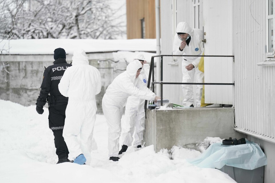 DRAMMEN: En mann i 60-årene ble funnet død i Drammen onsdag. En mann i 40-årene er siktet for drap. Bildet viser politi som etterforsker utenfor stedet der en mann ble funnet drept i Drammen. Foto: Fredrik Varfjell / NTB