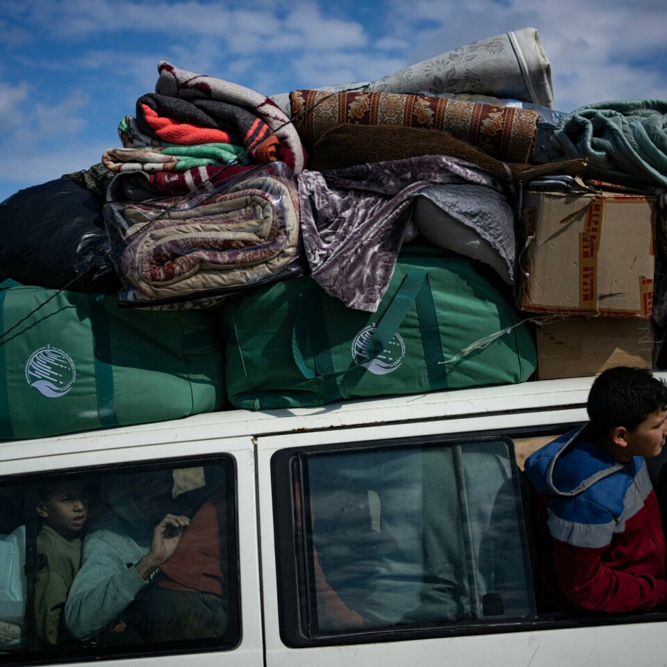 FLUKT: Palestinere flykter sørover mot Rafah. En stappfull bil ankommer Rafah etter at mange palestinere har flyktet fra Khan Younis, der angrepene og kampene gjør livet uutholdelig for innbyggerne. Foto: Fatima Shbair / AP / NTB