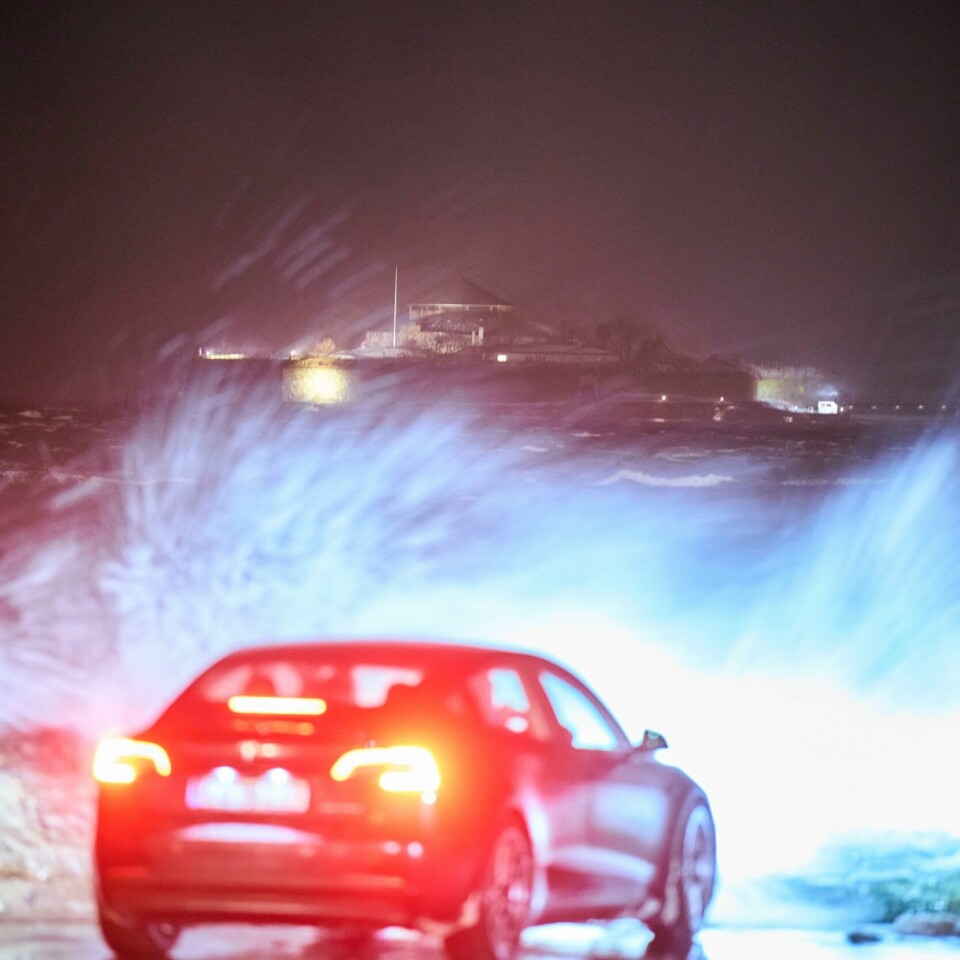 VÆR: «Ingunn» treffer først i Trøndelag onsdag kveld. Bildet er tatt i Trondheim ved en tidligere anledning. Bildet viser en bil som står parkert ved havet. Og sjøvann som blåses opp over bilen av storm. Foto: Ole Martin Wold / NTB