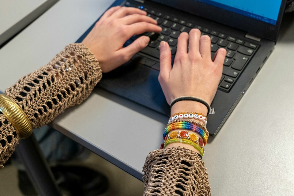 KI: Norske lærere har ulike holdninger til kunstig intelligens i skolen. Bildet viser en elev som skriver på en bærbar datamaskin i et klasserom. Foto: Gorm Kallestad / NTB