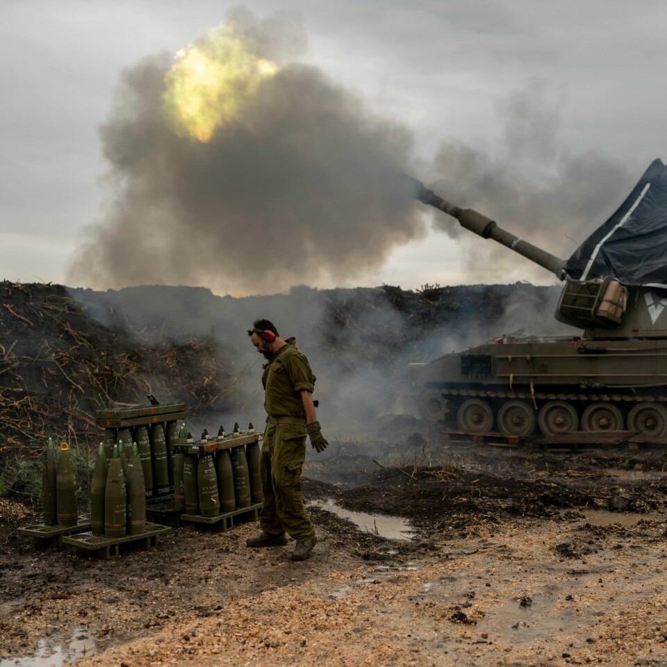 ANGREP: Her skyter Det israelske militæret raketter ved grensa til Libanon. Israels forsvarssjef Herzi Halevi sier at en krig mot Hizbollah-militsen i Sør-Libanon rykker stadig nærmere. Her avfyrer en israelsk stridsvogn granater mot mål i Sør-Libanon sist mandag. Foto: AP / NTB.