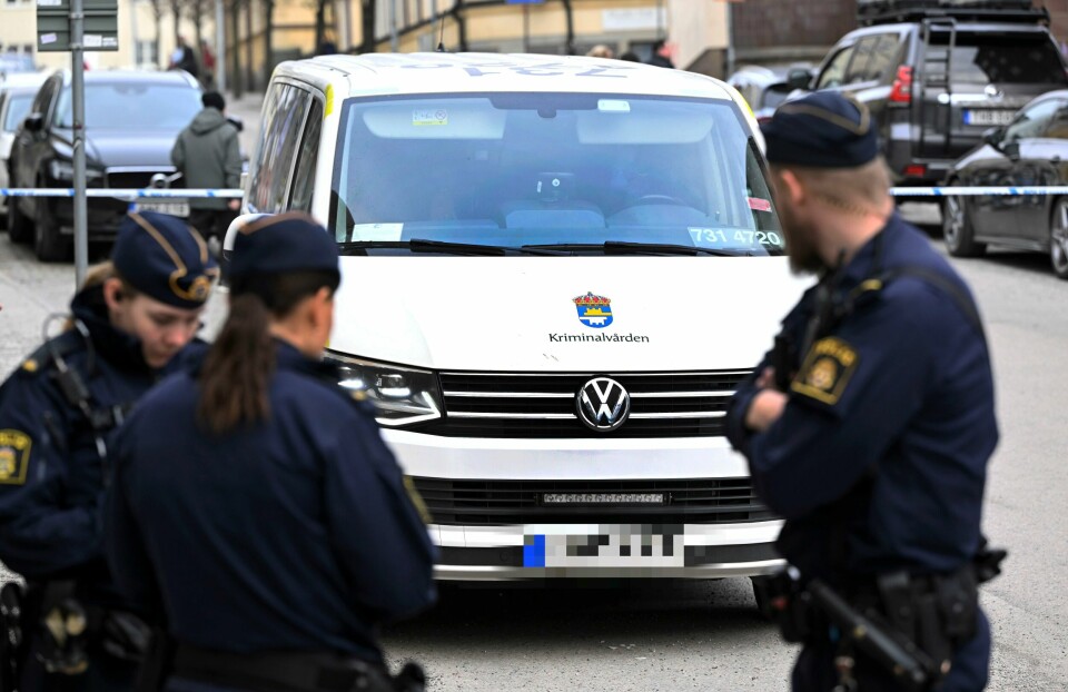 SVERIGE: 62.000 personer er knyttet til kriminelle nettverk i Sverige. Det viser en ny rapport. Bildet viser tre svenske politifolk og en politibil. Foto: Henrik Montgomery/TT / NTB