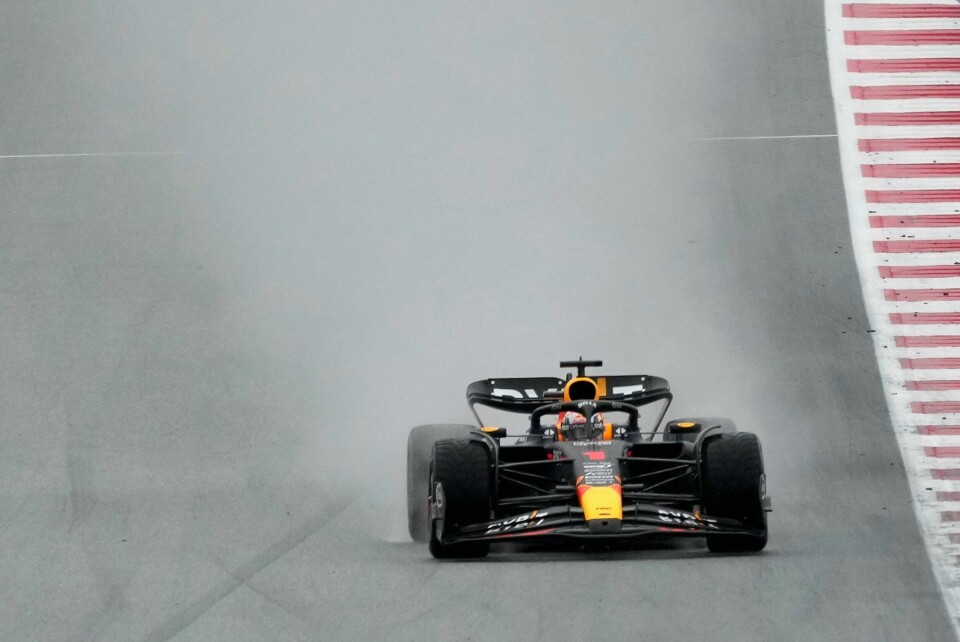 FORMEL 1 2024: TIl helga startet Formel 1 2024. Her er Max Verstappen på et av fjorårets løp. Foto: Darko Vojinovicm / AP / NTB