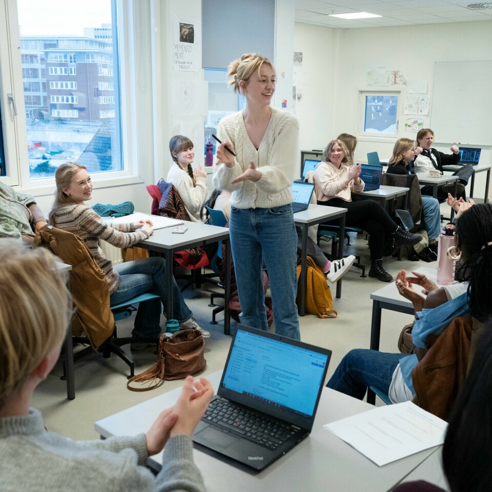 FOR DÅRLIG: De digitale løsninger i skolen føler ikke kravene til universell utforming. Elever og lærer i klasserom. Foto: Gorm Kallestad / NTB