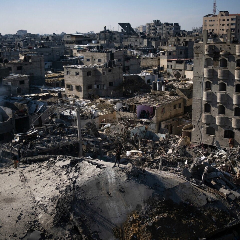 GAZASTRIPEN: Ødeleggelsene og tapene på Gazastripen er enorme. Her har flere bygninger i Rafah blitt ødelagt. Den økonomiske aktiviteten i Gaza har nesten stoppet helt opp, og ødeleggelsene som følge av krigen er katastrofale, sier Verdensbanken i en uttalelse torsdag. Foto: Fatima Shbair / AP / NTB