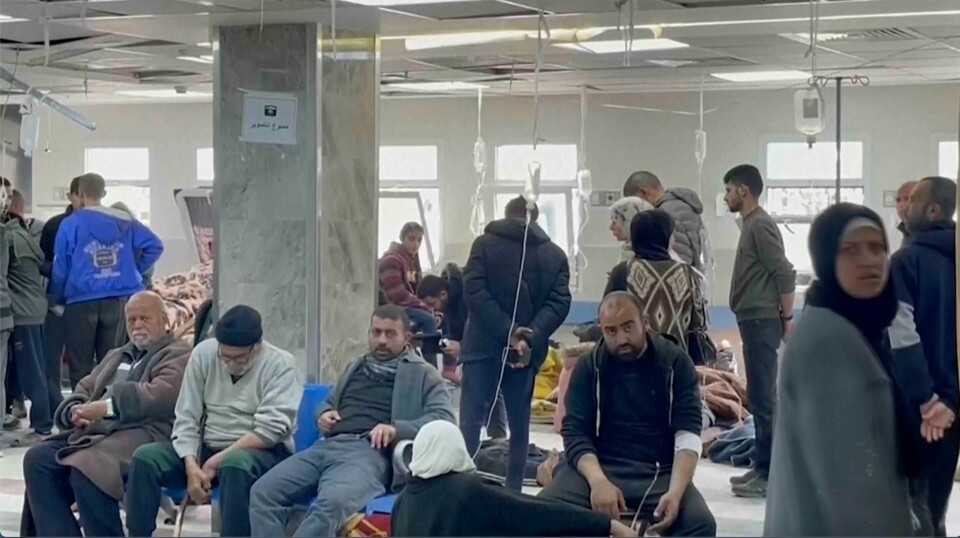 TORSDAG: Skadde folk venter på hjelp på et sykehus i Gaza by torsdag. Israelsk militære skal ha skutt mot en gruppe palestinere som ventet på mat. Mange ble drept eller skadd. Bildet er hentet fra en video. Bildet viser skadde personer på et sykehus i Gaza.