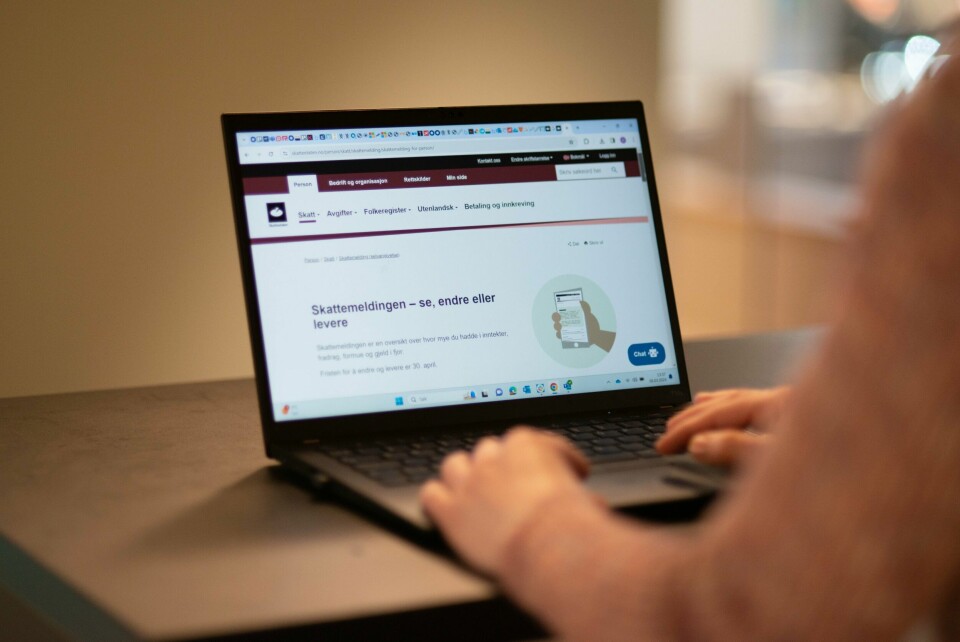 SKATTEMELDINGEN: Fra torsdag 7. mars sender Skatteetaten ut skattemeldingen. Bilde av person som skal se på skattemeldingen. Foto: Anders Stensland Olsen / Klar Tale