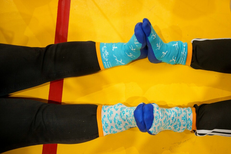 ROCKESOKK: 21. mars er Verdensdagen for Down syndrom. Da kan det hende du ser mange som går med ulike sokker. Bildet viser to føtter med ulike sokker. Foto: Andreea Alexandru / AP