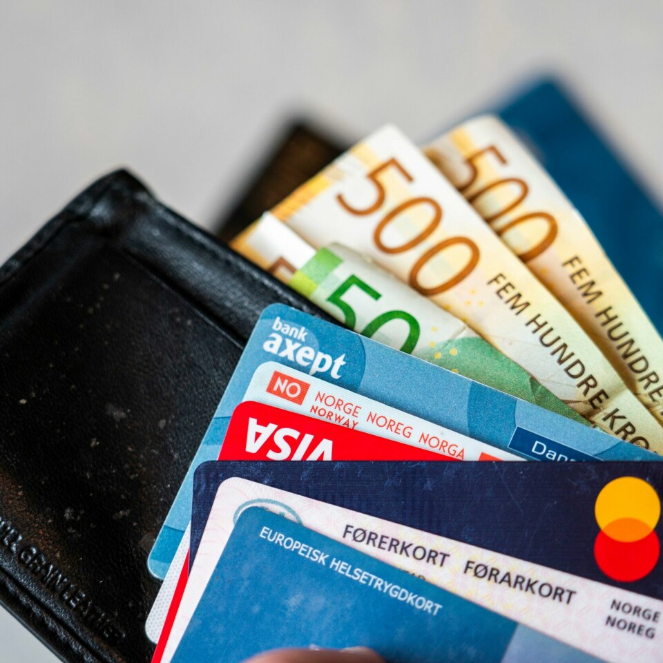 LØNN: De neste månedene skal det forhandles om hvor mye mer lønn du får i 2024. Bilde av lommebok med kort og sedler. Foto: Gorm Kallestad / NTB