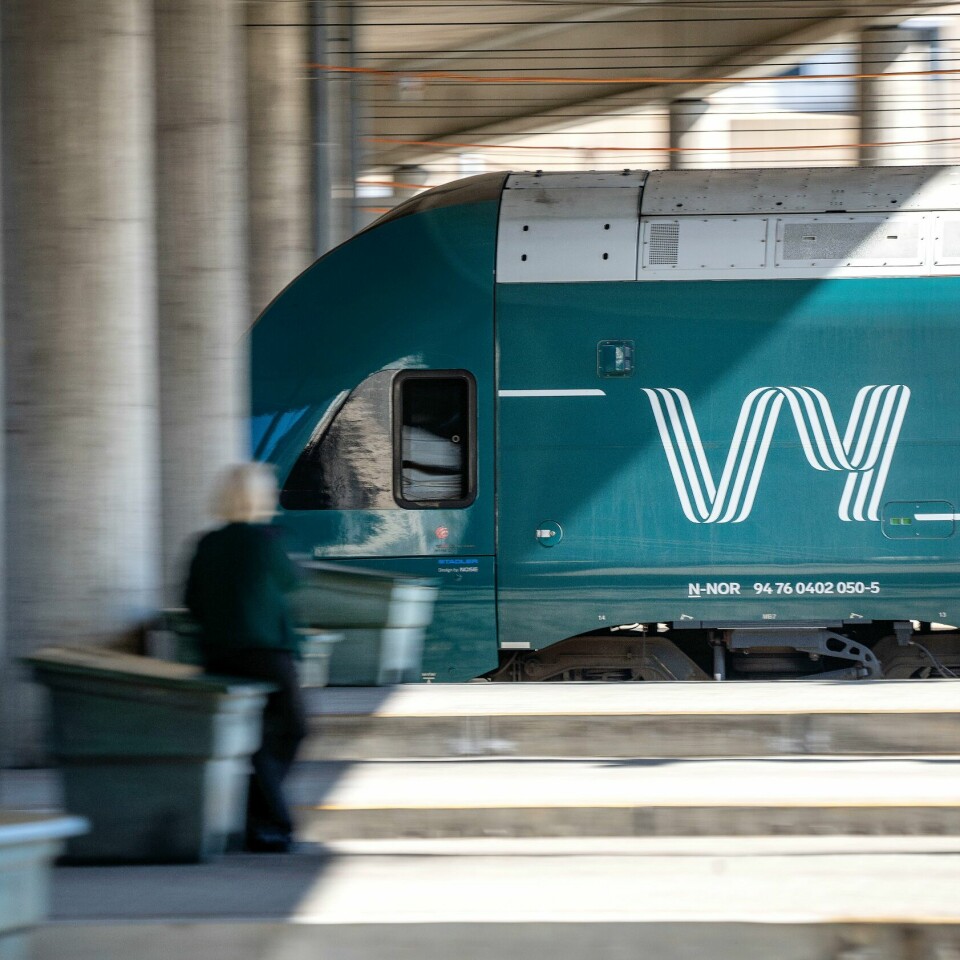 PÅKJØRT: En kvinne som kjørte en traktor, ble påkjørt av toget. Bilde av et Vy-tog i fart. Foto: Gorm Kallestad / NTB