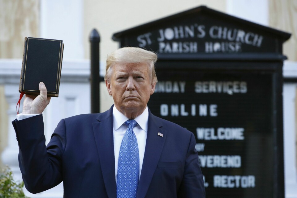 BIBEL: Donald Trump er glad i bibler, ifølge ham selv. Nå har han begynt å selge sine egne bibler kalt «God Bless the USA Bible». Bildet viser Trump med en vanlig bibel i juni 2020. Foto: Patrick Semansky / AP / NTB