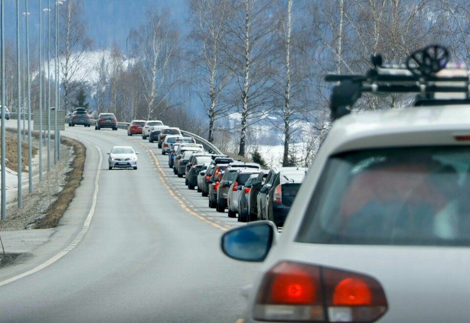 PÅSKEFERIE: Mange nordmenn skal reise på ferie i påska. Det kan føre til køer langs veiene. Bildet viser en lang bilkø. Foto: Paul Kleiven / NTB