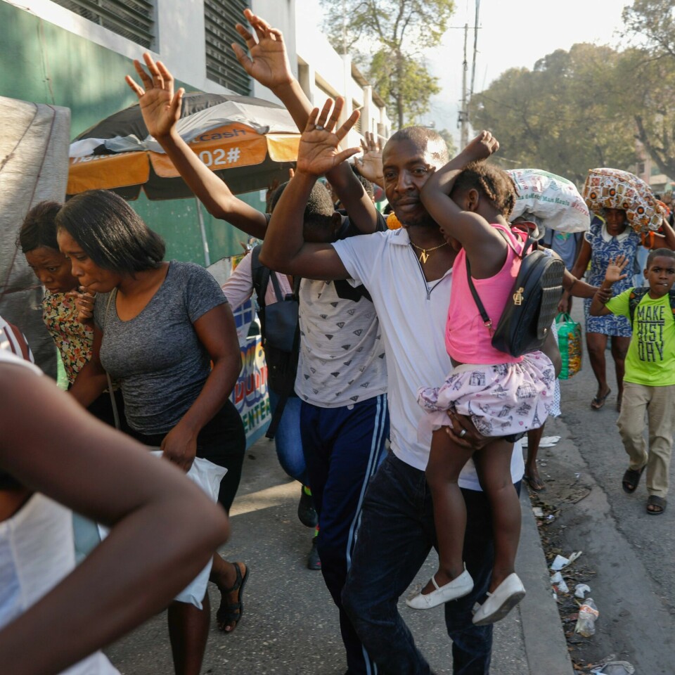 HAITI: Haitiere forlater et nabolag i Port-au-Prince. Mektige kriminelle gjenger har kontroll flere steder i landet. Haitiere forlater området der politiet aksjonerer mot kriminelle gjenger i Portail-nabolaget i Port-au-Prince. Kaos råder i landet, der mektige kriminelle gjenger har festet grepet. Foto: Odelyn Joseph / AP / NTB