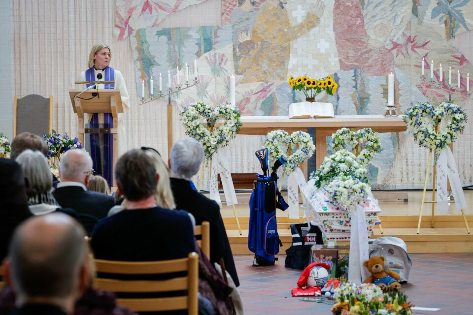 TOK FARVEL: Flere hundre mennesker tok farvel med sju år gamle Finn. Sogneprest Monika Olsen Holt forrettet i begravelsen til 7 år gamle Finn Matre Langeland i Lund kirke i Kristiansand fredag. Foto: Tor Erik Schrøder / NTB