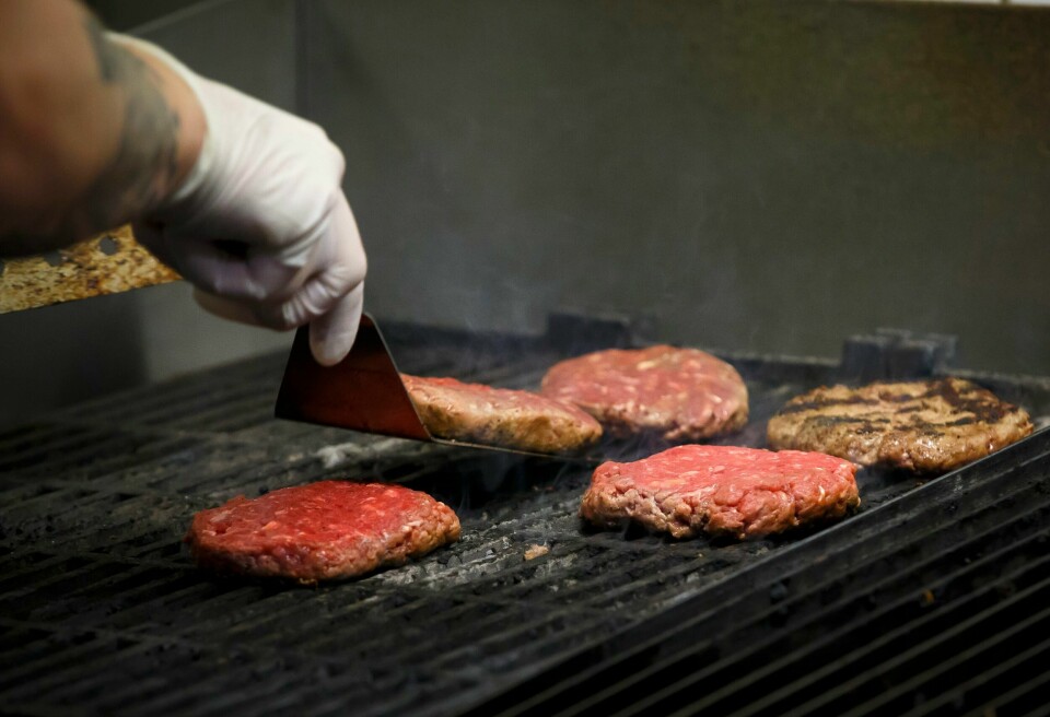 KOSTRÅD: Staten vil fortsatt at vi skal spise mindre rødt og bearbeidet kjøtt. Bildet viser hamburgere på en grill. Foto: Heiko Junge / NTB/ NPK