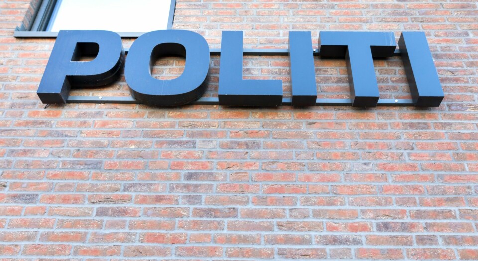 KRISTIANSAND: Et barn ble påkjørt av et vogntog og døde. Bildet viser politiets logo på en vegg. Foto: Gorm Kallestad / NTB / NPK