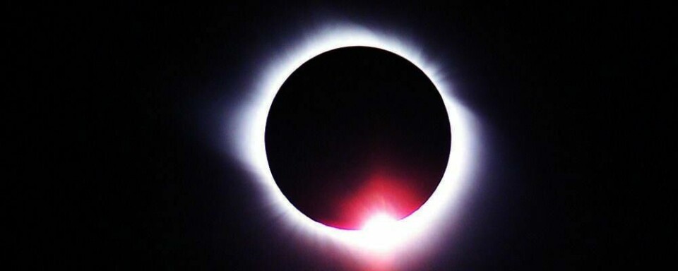 BORTE: Noen ganger havner månen foran sola. Da blir det mørkt midt på dagen. Det kalles sol-formørkelse. 140 nordmenn er så hekta på det at de drar til Kina. Der er det sol-formørkelse onsdag.