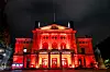 Oslo 20200930. Kulturnorge aksjonerer med å lyssette Nationaltheatret med et rødt lys for å varsle om at det brenner et rødt farelys for kultur- og eventbransjen på grunn av koronarestriksjoner.Foto: Fredrik Hagen / NTB