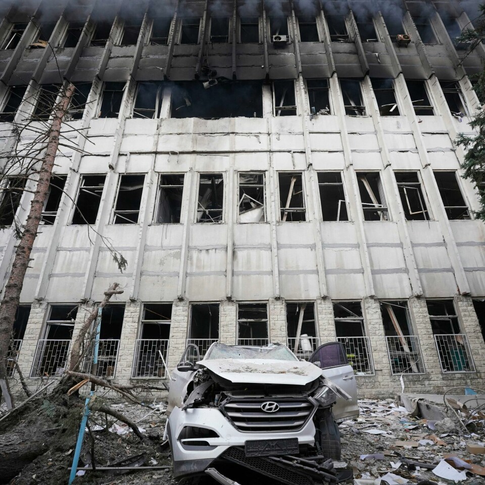 UKRAINA: Kharkiv ble truffet av russiske raketter natt til fredag. Bildet er fra 20. mars. Bildet viser en ødelagt bil foran en bygning som ble rammet av et angrep i den ukrainske byen Kharkiv 20. mars. Foto: Andrii Marienko / AP / NTB