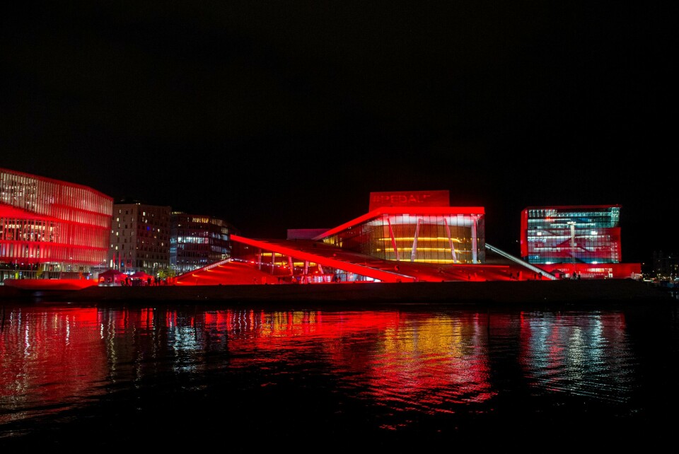 AKSJON: Deichmann bibliotek, Operaen og Munchmuseet Lambda lyste også rødt. Oslo 20200930. Kulturnorge aksjonerer med å lyssette Deichmann bibliotek, Operaen og Munchmuseet Lambda med et rødt lys for å varsle om at det brenner et rødt farelys for kultur- og eventbransjen på grunn av koronarestriksjoner.Foto: Fredrik Varfjell / NTB
